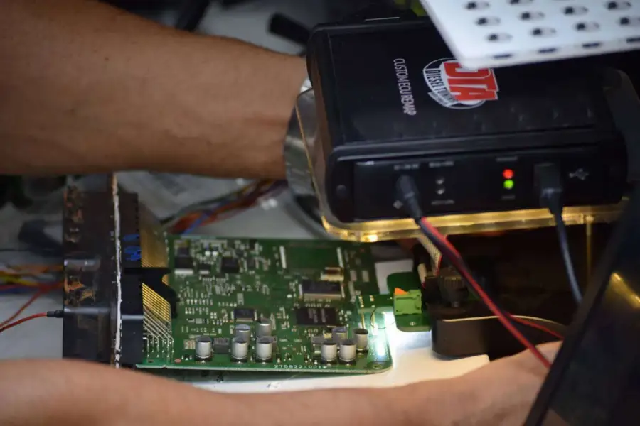 Alfa Romeo Stelvio 2.1L ECU remap — Workshop interior — diagnostic and tuning equipment
